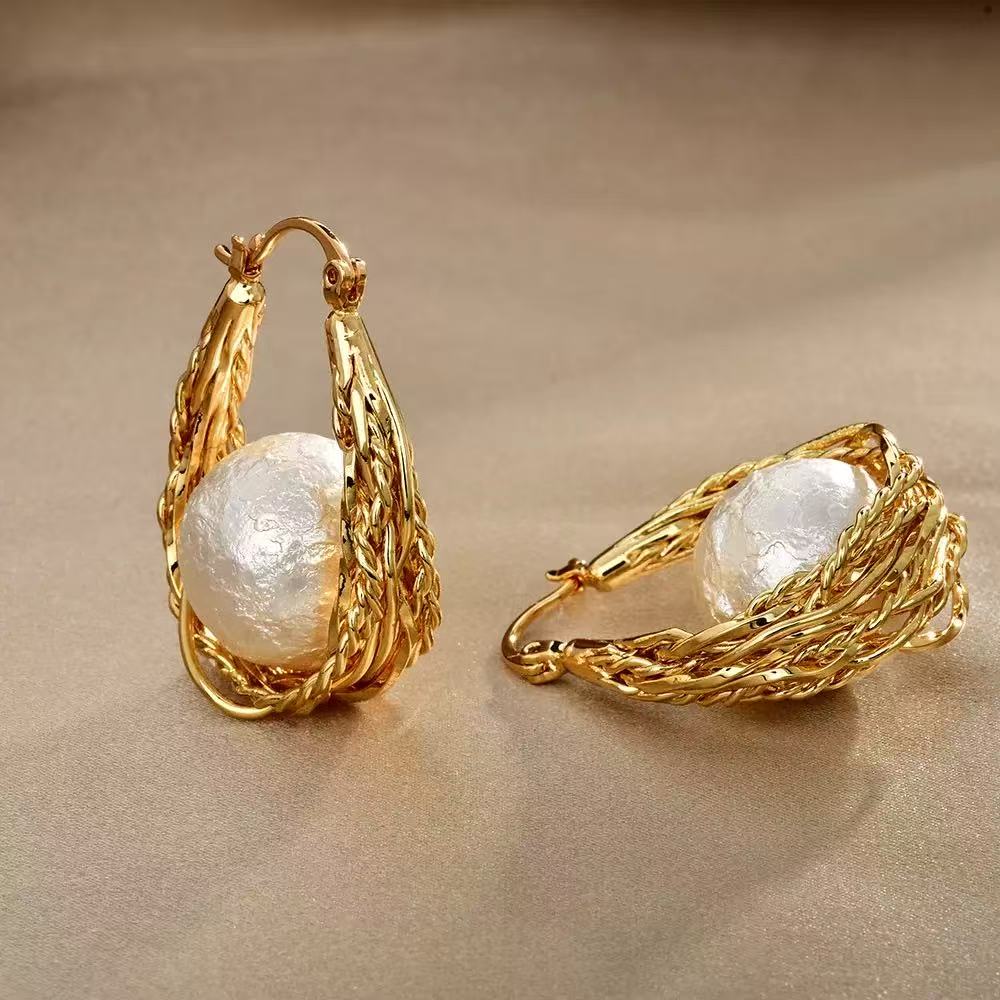 Goldene Tropfen- Ohrringe mit Perlen Elegante Vintage Creolen im Flechtdesign